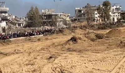 הפלסטינים מפחדים ונמלטים מאזור בית החולים ומהעיר עזה