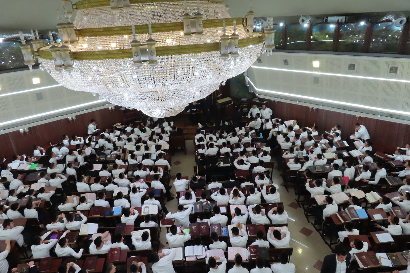 הגר"מ שטרנבוך בקריאה נוקבת: להשיב מלחמה בליל שבת