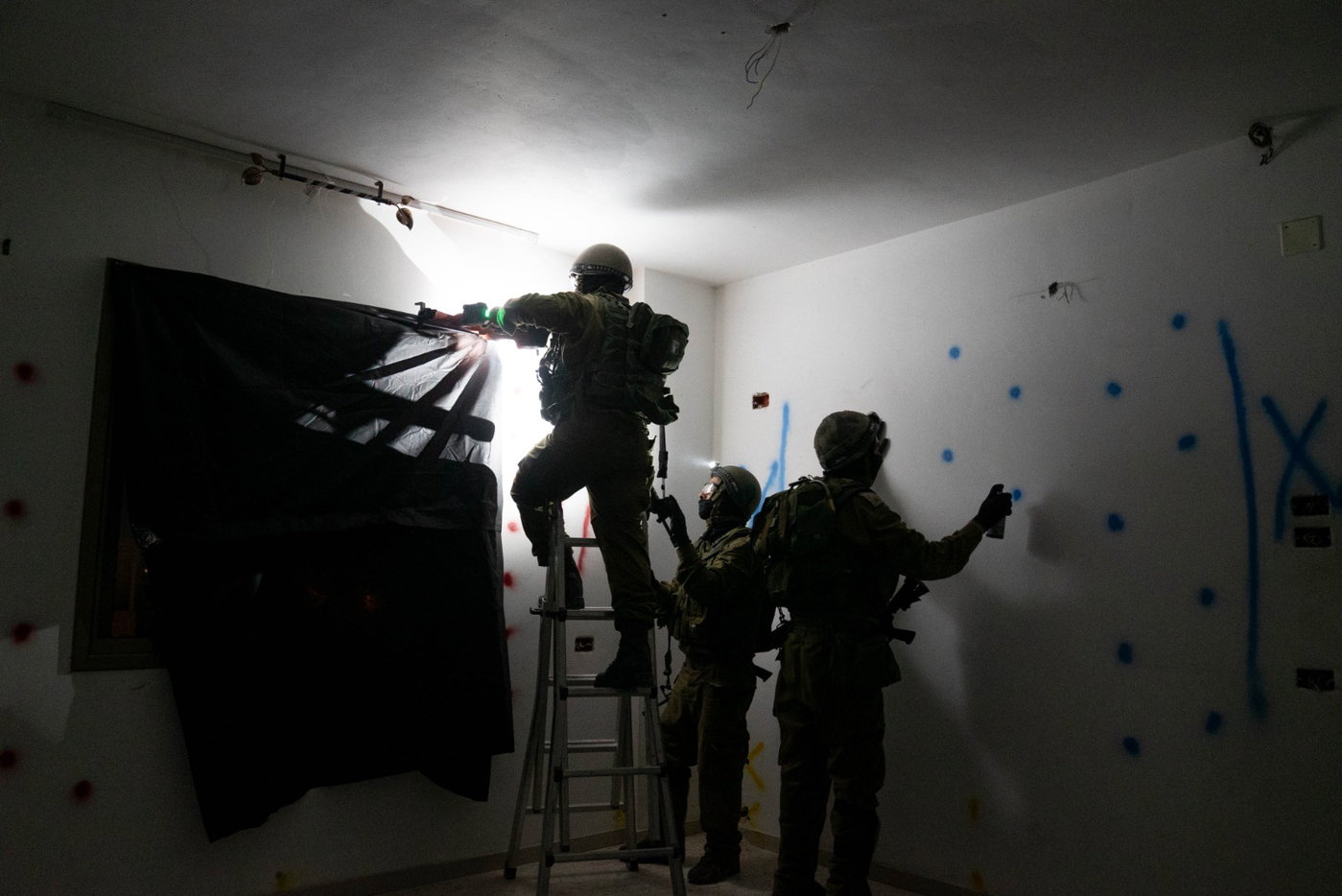 צה"ל הרס בתי שני מחבלים ועצר עשרות מבוקשים ביו"ש