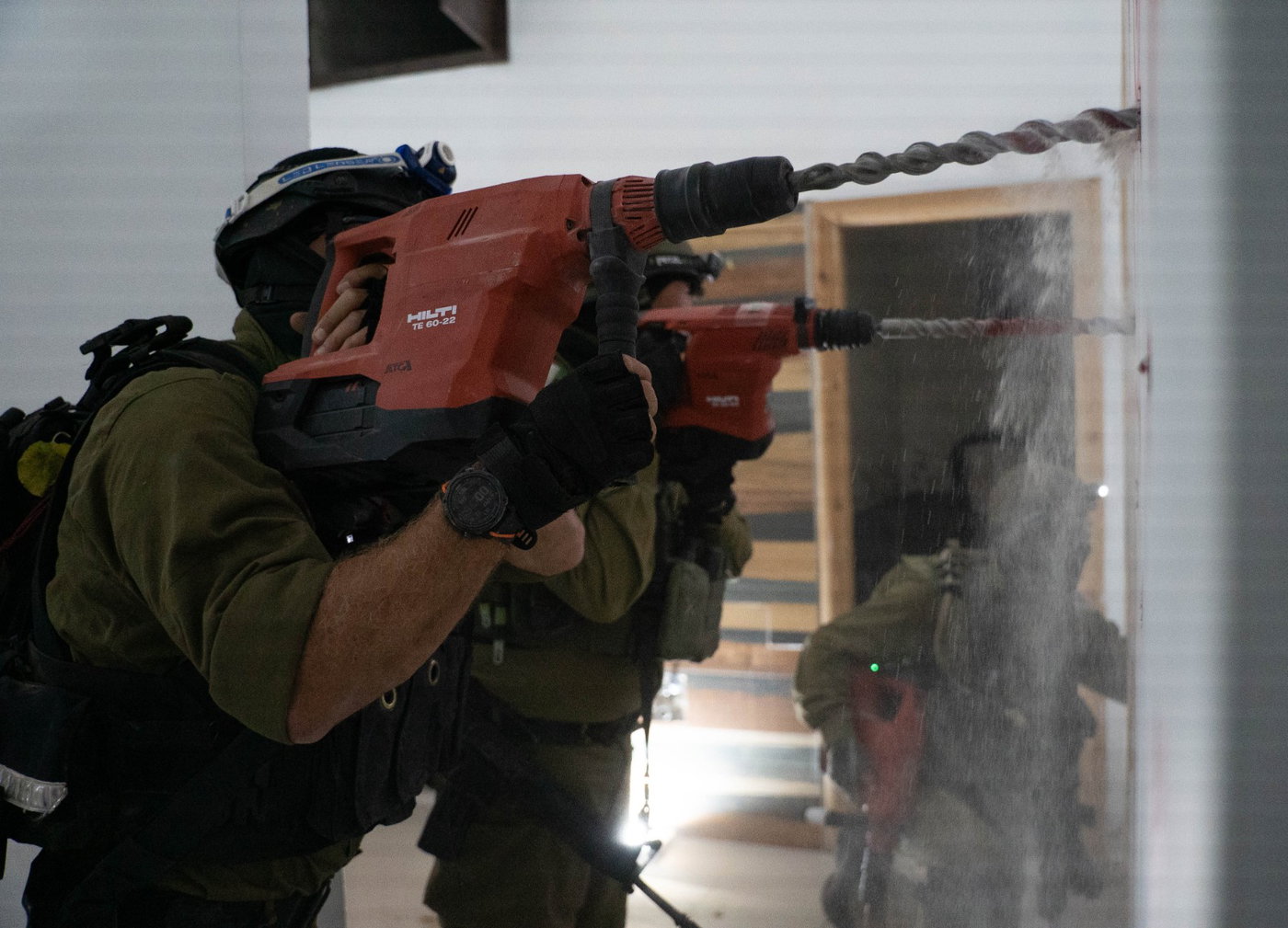 צה"ל הרס בתי שני מחבלים ועצר עשרות מבוקשים ביו"ש