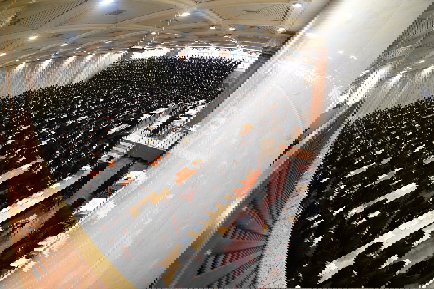 האדמו"רים מצאנז וויז'ניץ יחד בתפילת יום כיפור קטן | תיעוד