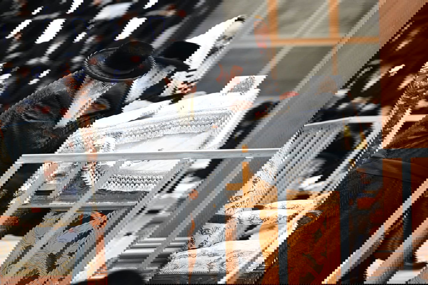 האדמו"רים מצאנז וויז'ניץ יחד בתפילת יום כיפור קטן | תיעוד