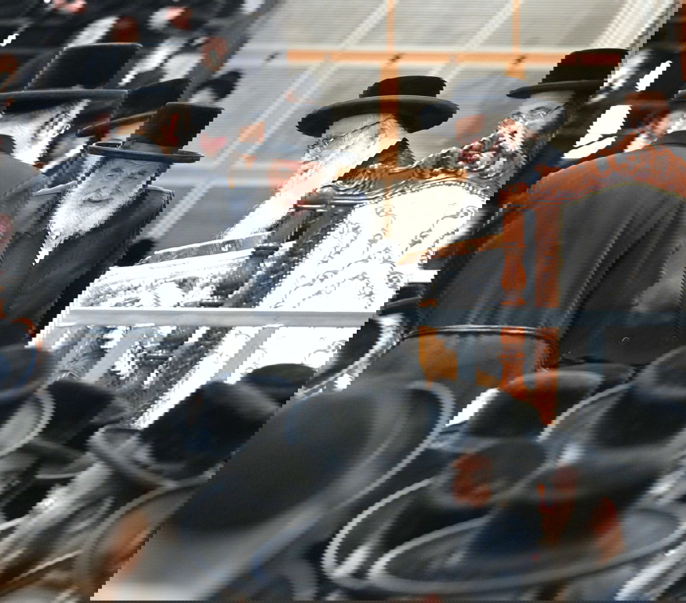 האדמו"רים מצאנז וויז'ניץ יחד בתפילת יום כיפור קטן | תיעוד