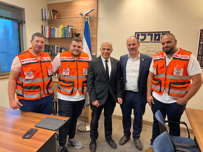 לפיד ומתנדבי 'איחוד הצלה', היום