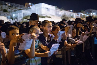 ילדים בעצרת תפילה 