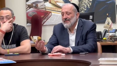 בקול סדוק: אריה דרעי הציג אתרוג מפויח מהתופת בבארי • צפו