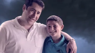 צפו: ר' בנציון קלצקו ובנו בדואט מרגש לחנוכה