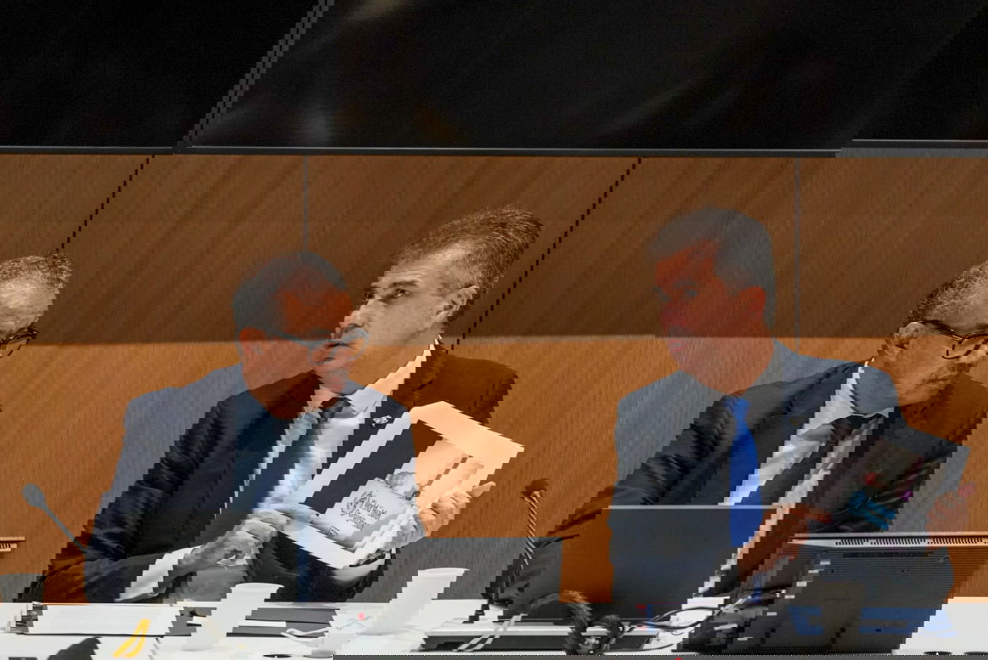 מציג את הנתונים בפני המזכ"ל