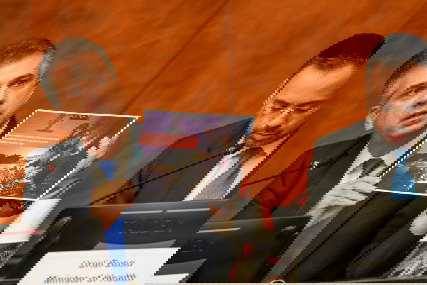 מציג את הנתונים בפני המזכ"ל