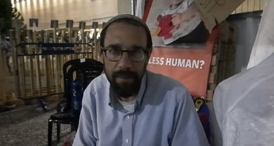 "אפשר לעשות משמרות" | אבידן בכיכר החטופים