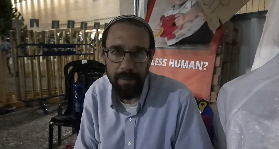 "אפשר לעשות משמרות" | אבידן בכיכר החטופים