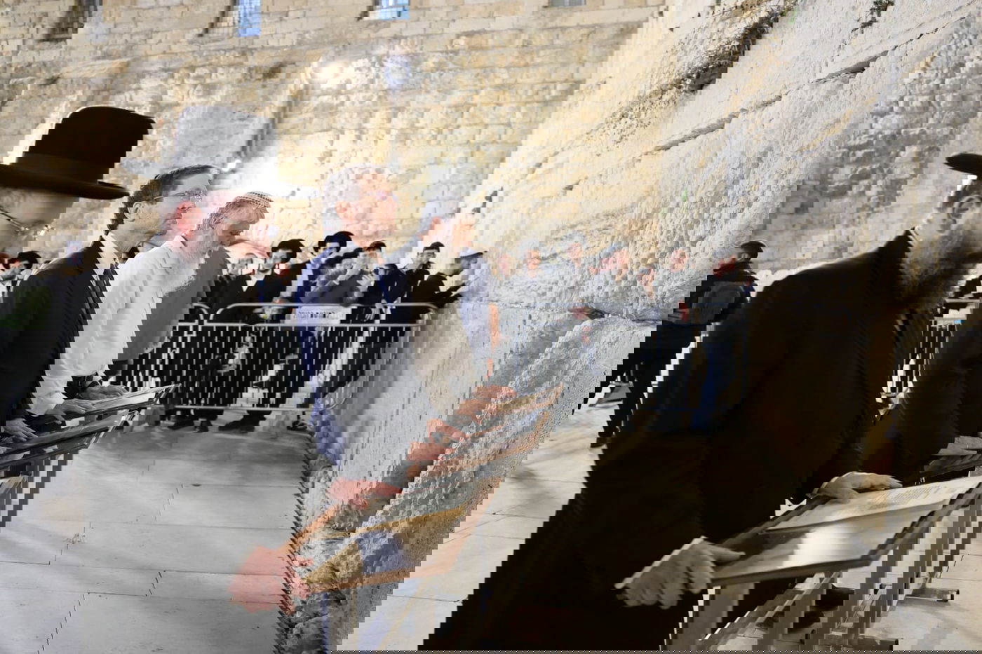 ברחבת הכותל המערבי: הנשיא התפלל לשלום הלוחמים ולהשבת החטופים