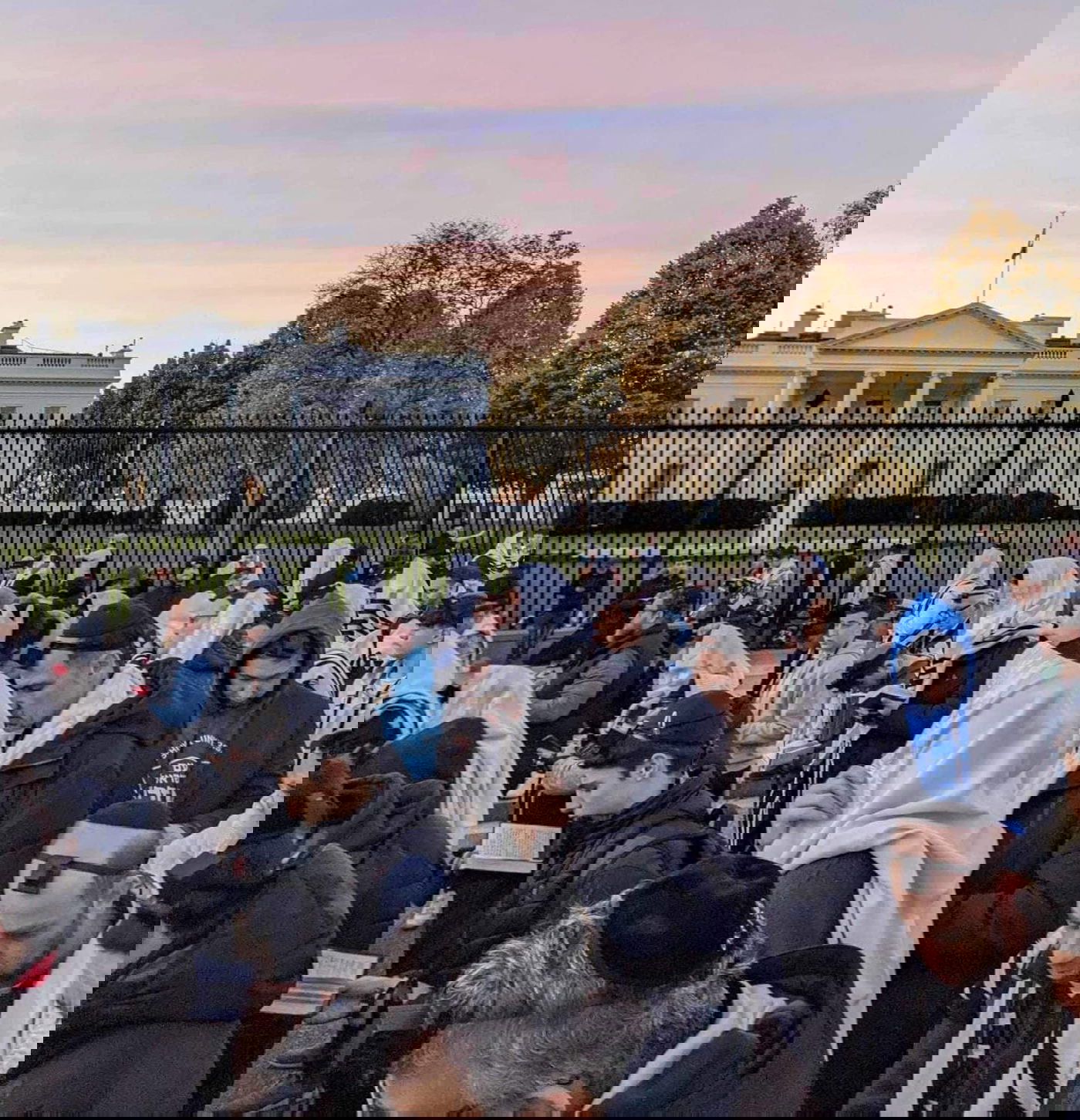 יהודים מתכנסים לשחרית מול הבית הלבן