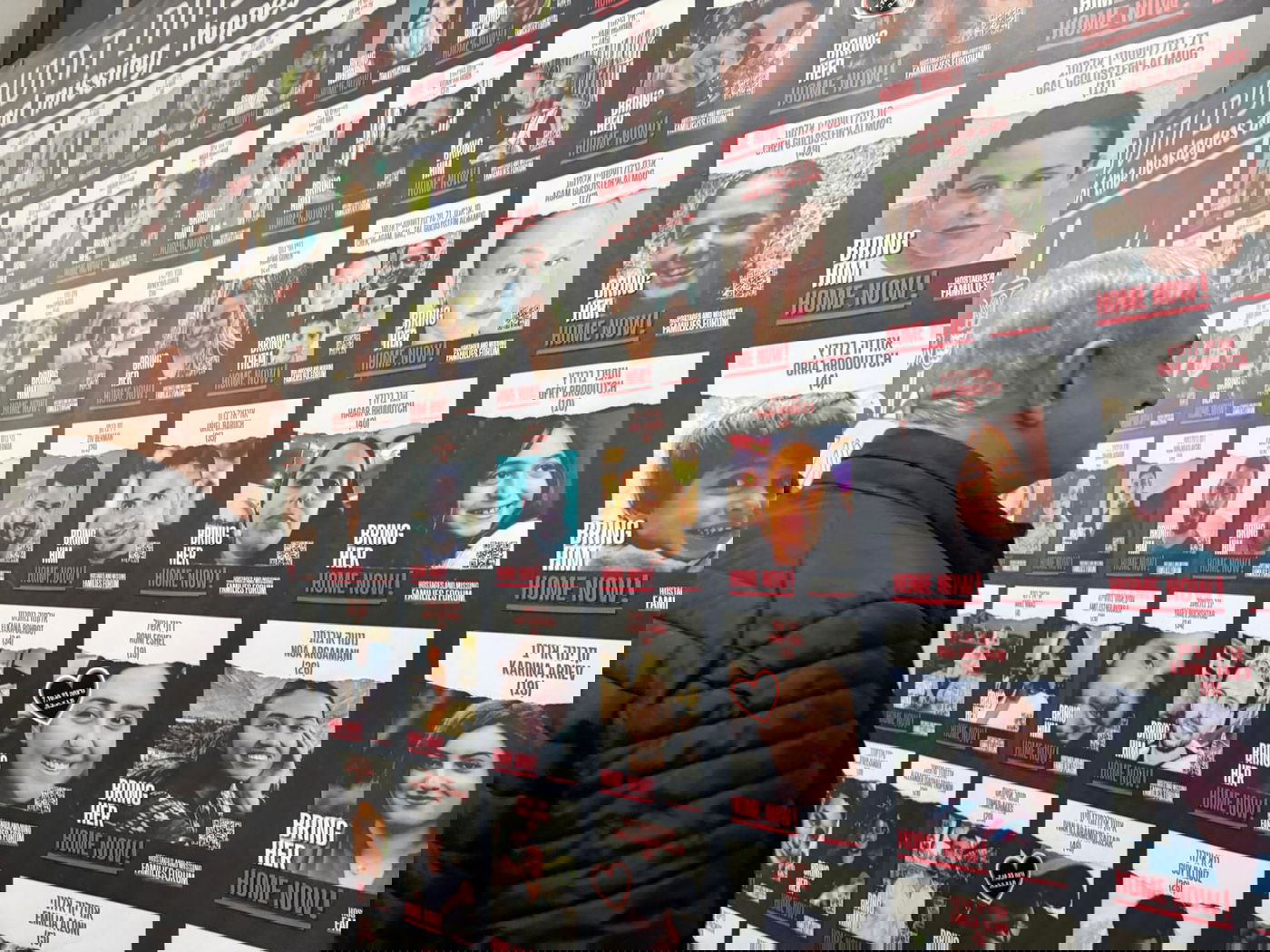 נתניהו צופה בתמונות החטופים