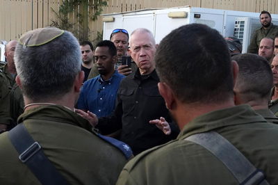 גלנט עם לוחמי המילואים