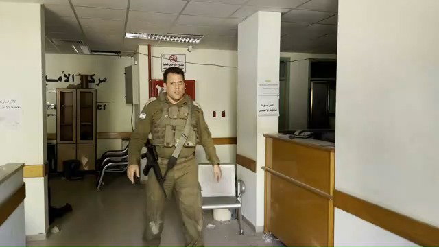 דובר צה"ל לתקשורת הבינלאומית, סא"ל (מיל') יהונתן קונריקוס בתיעוד מתוך בית החולים