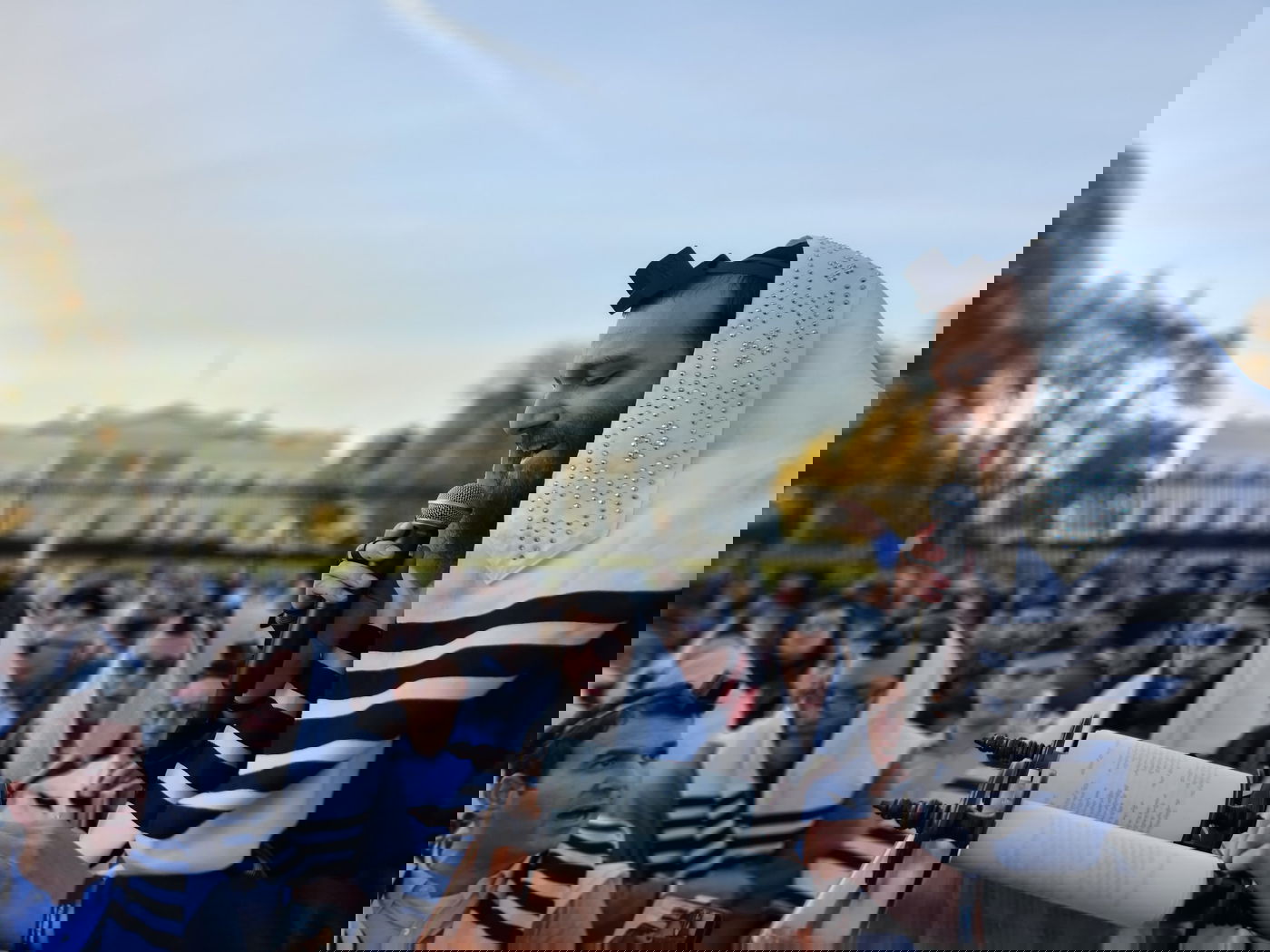 מול הבית הלבן: הזמר בערי וובר בשירה ותפילה • צפו