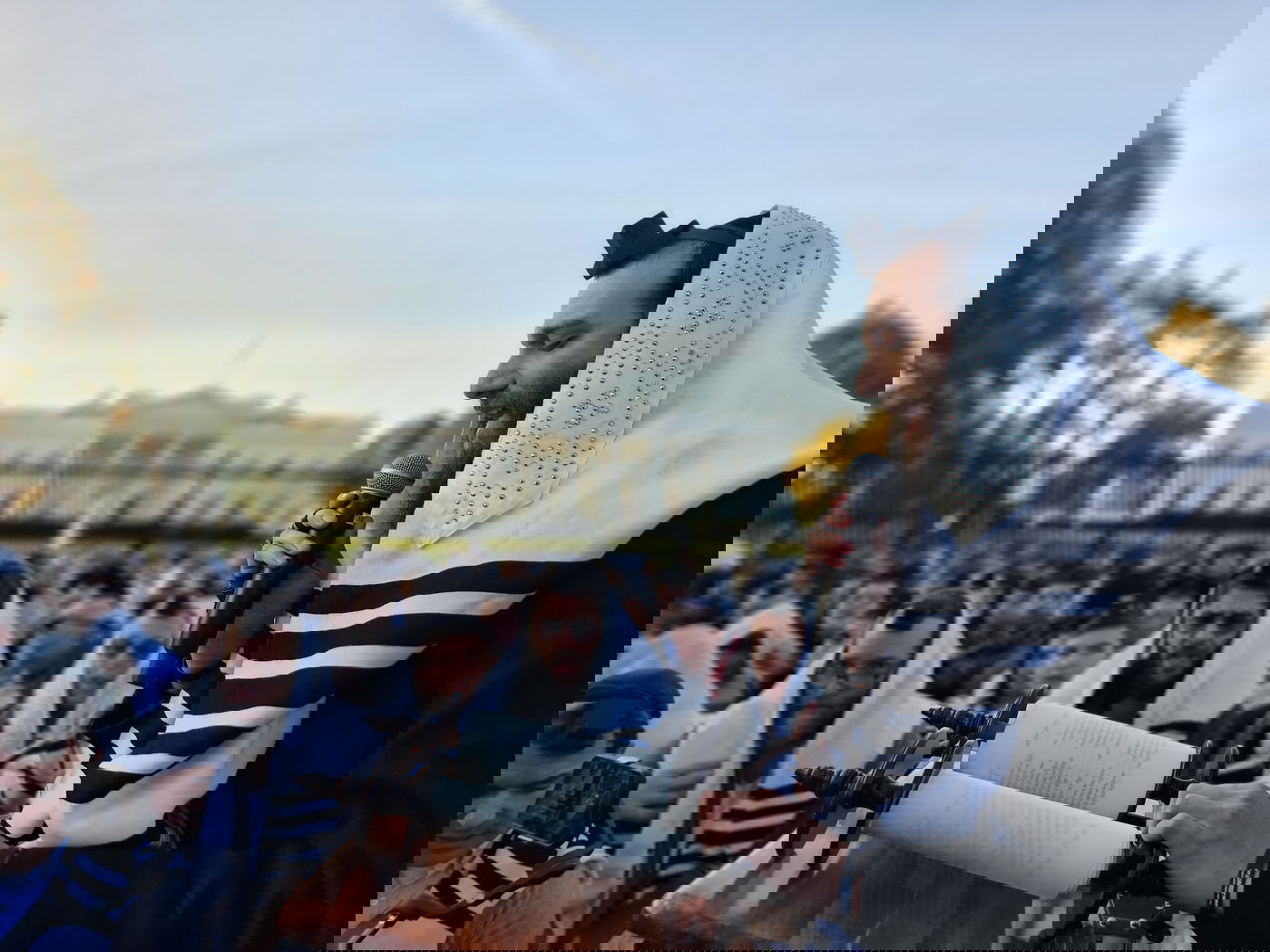 מול הבית הלבן: הזמר בערי וובר בשירה ותפילה • צפו