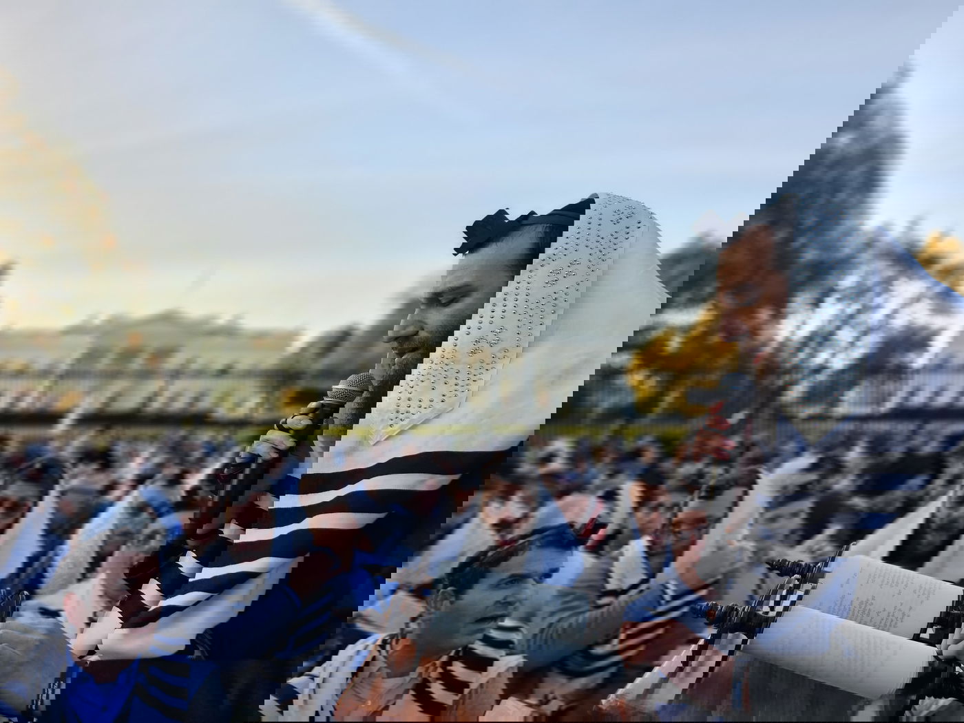 מול הבית הלבן: הזמר בערי וובר בשירה ותפילה • צפו