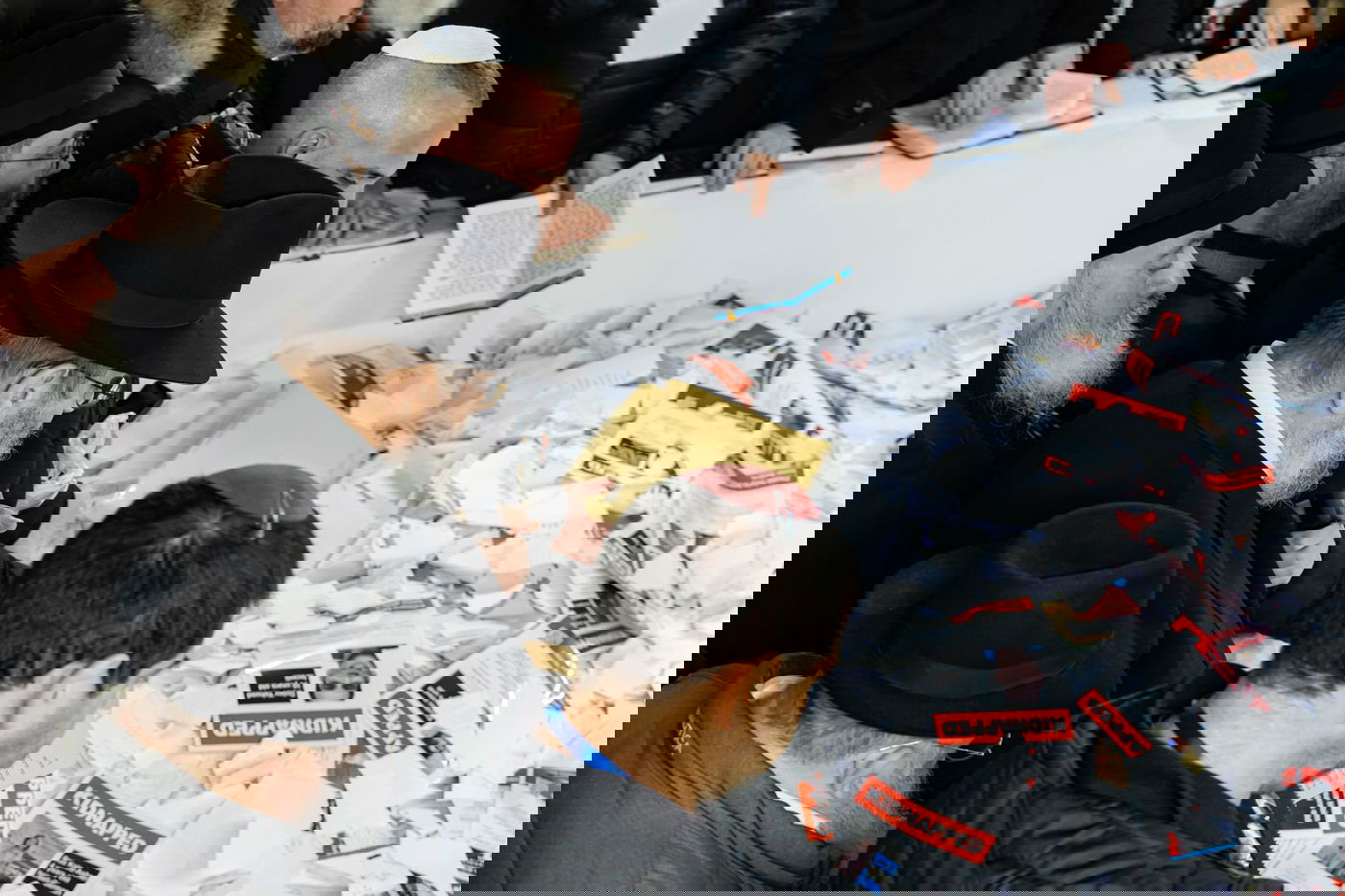 משפחות החטופים בתפילה נרגשת בציונו הק' של הרבי מליובאוויטש