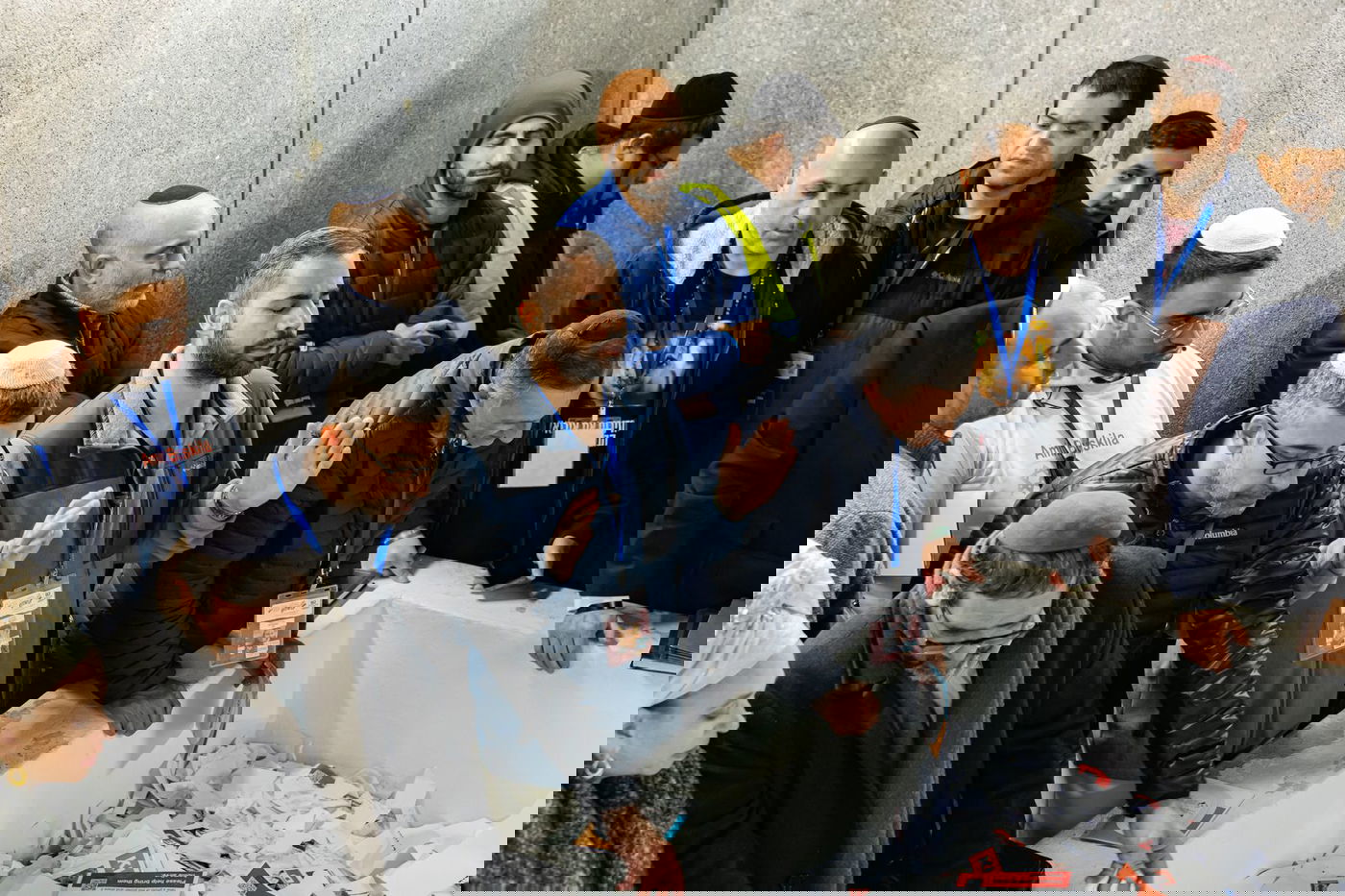 משפחות החטופים בתפילה נרגשת בציונו הק' של הרבי מליובאוויטש