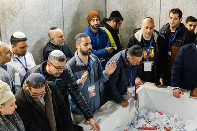 משפחות החטופים בתפילה נרגשת בציונו הק' של הרבי מליובאוויטש