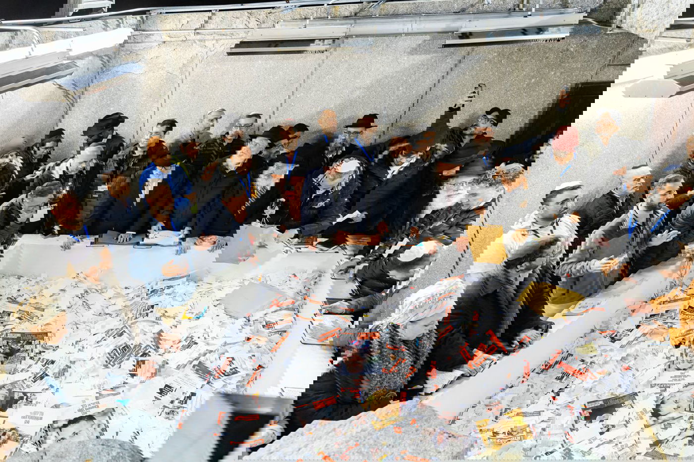 משפחות החטופים בתפילה נרגשת בציונו הק' של הרבי מליובאוויטש