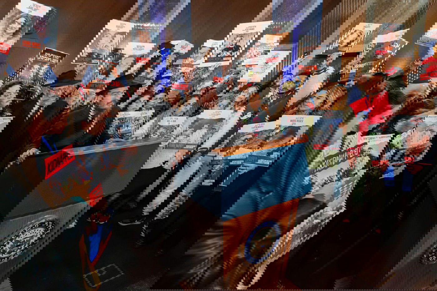 משפחות החטופים בתפילה נרגשת בציונו הק' של הרבי מליובאוויטש