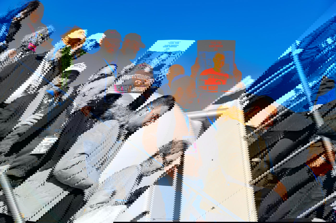 משפחות החטופים בתפילה נרגשת בציונו הק' של הרבי מליובאוויטש