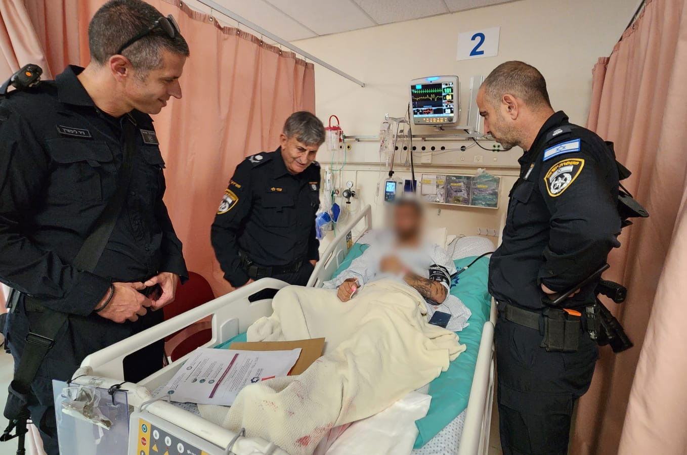 "התגובה המהירה והאמיצה מנעה פיגוע גדול יותר": מפקד מחוז ש"י ביקר אצל הפצועים