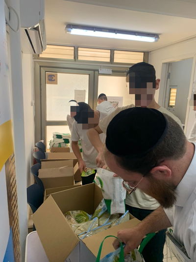 מאות ערכות בריאות להתמודדות עם מתח וחרדה חולקו במודיעין עילית