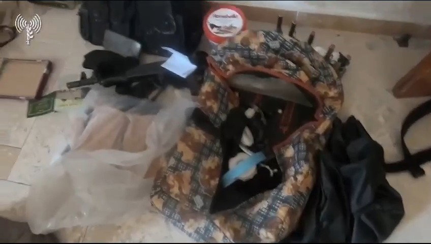 דובר צה"ל חושף אמל"ח בבית חולים בעזה במהלך מלחמת חרבות ברזל