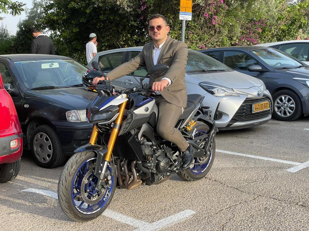 התפללו: אופנוען חרדי החליק תוך כדי נסיעה; מצבו קשה