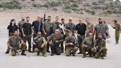 חברי כיתת הכוננות של שדרות לאחר אימון ירי עם כלי הנשק החדשים