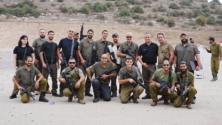 חברי כיתת הכוננות של שדרות לאחר אימון ירי עם כלי הנשק החדשים