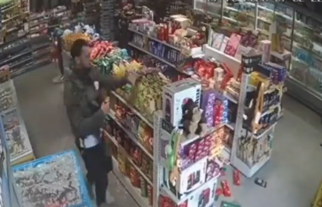 רצחו וירשו: מחבלי חמאס עצרו באמצע הטבח לשדוד חנות