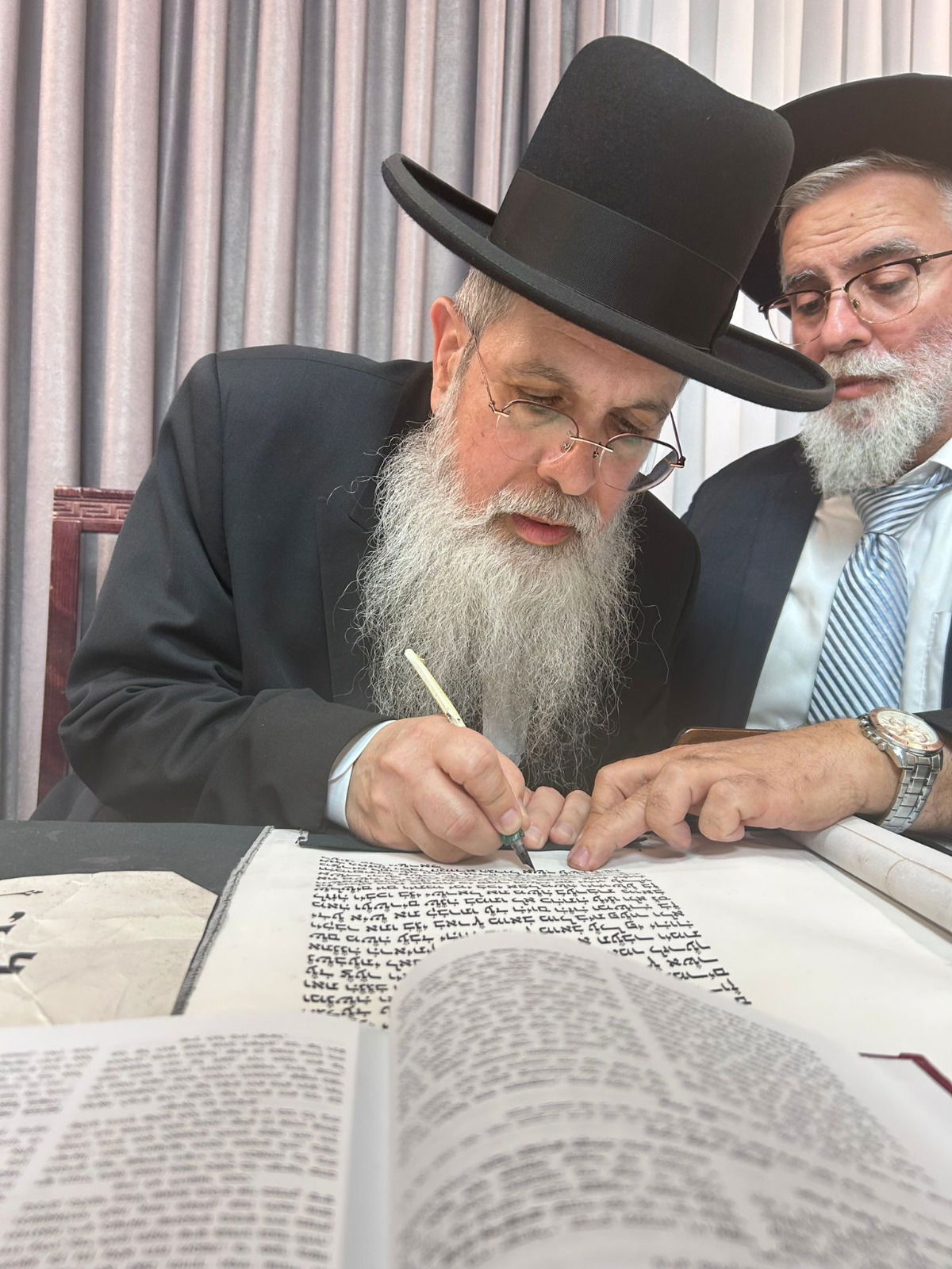 גדולי ישראל בכתיבת אות בספר התורה בביתו של הפוסק | תיעוד