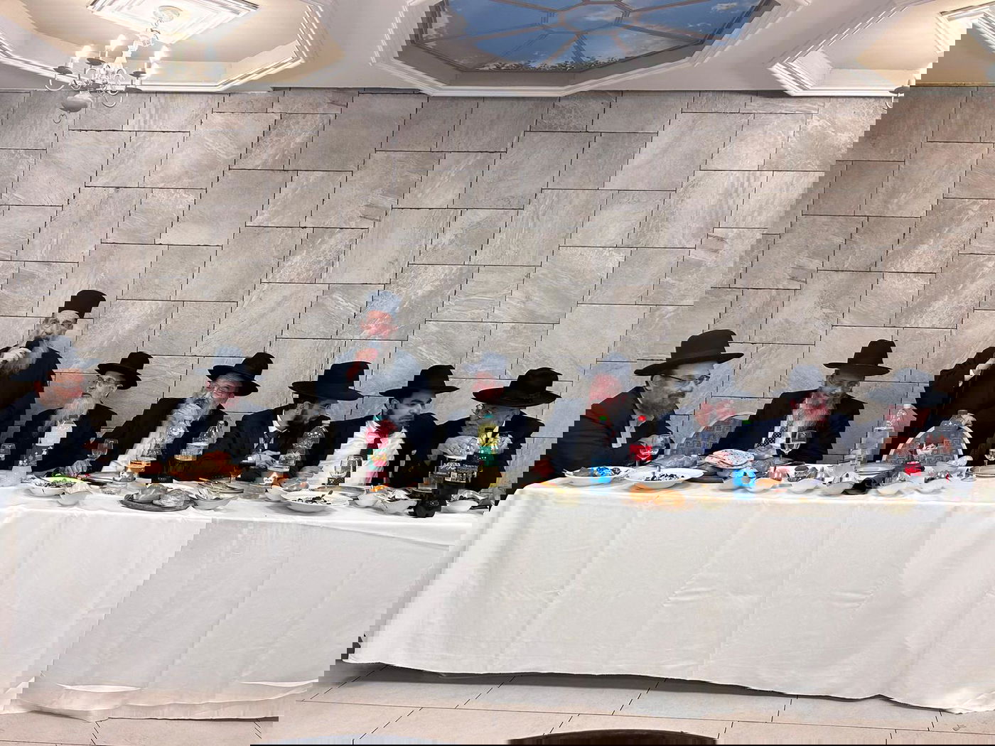 גדולי ישראל בכתיבת אות בספר התורה בביתו של הפוסק | תיעוד