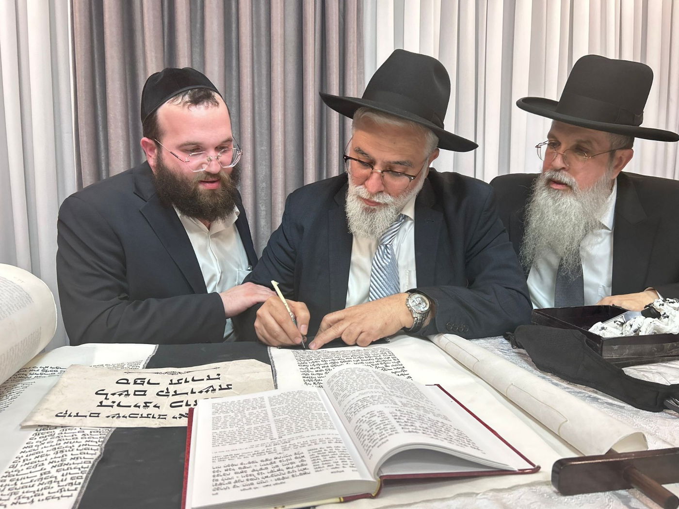 גדולי ישראל בכתיבת אות בספר התורה בביתו של הפוסק | תיעוד