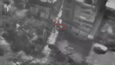 תיעוד: שני מחבלים מנסים למלכד בניין ליד כוחות צה"ל ומחוסלים