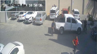 המחבלים עם החטופים בבית החולים שיפא