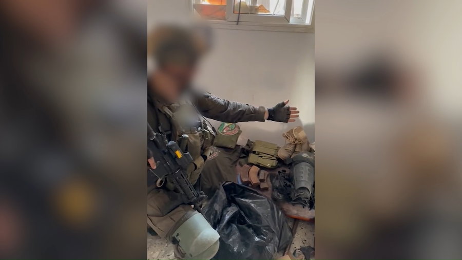 רב-סרן ר׳, מפקד חפ״ק מח״ט צנחנים מציג את אמצעי הלחימה שנמצאו