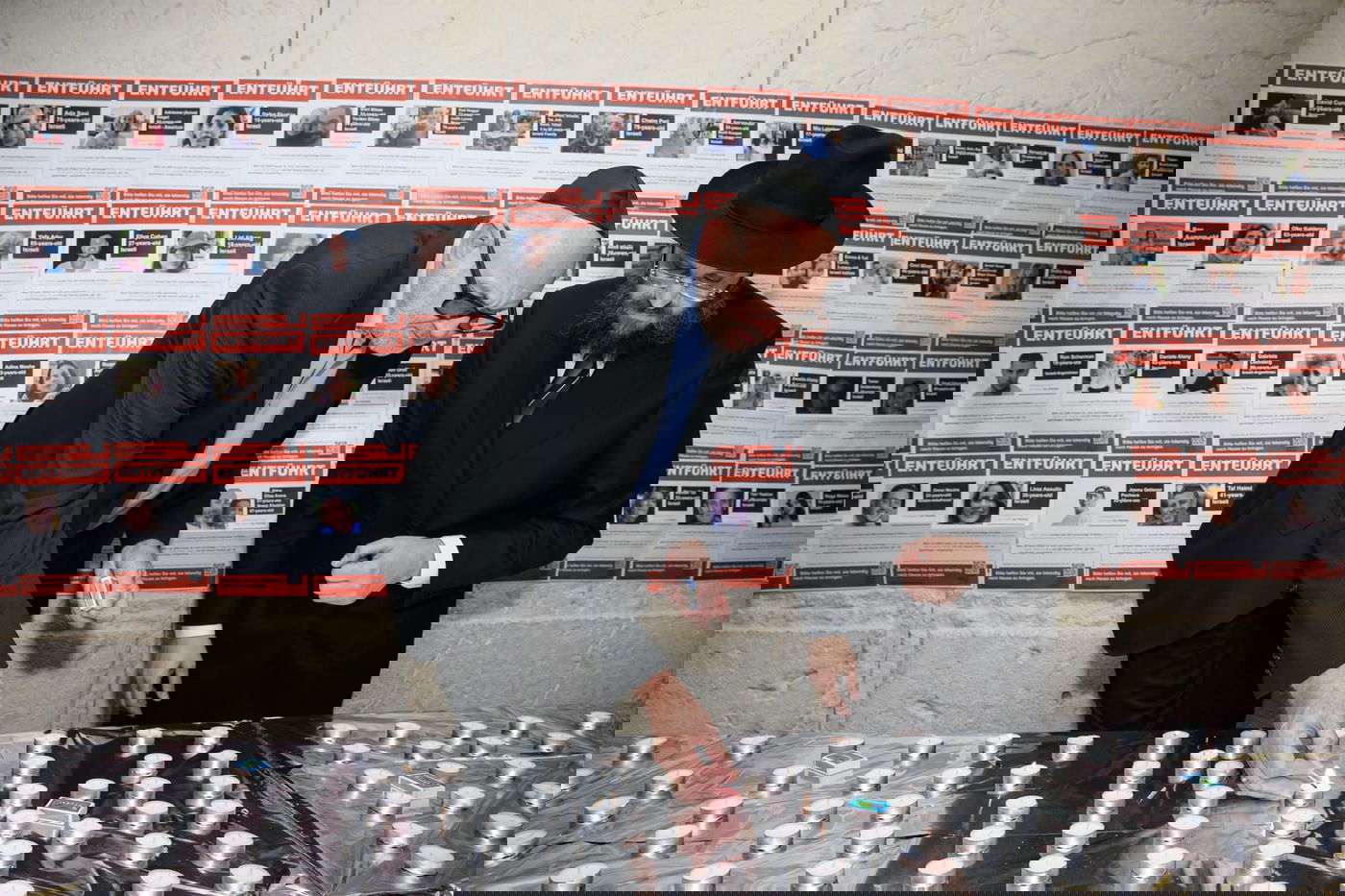 שולחן נרות שבת ותפילה: מאירים את ברלין לזכותם של החטופים