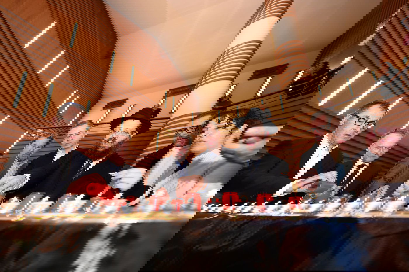 שולחן נרות שבת ותפילה: מאירים את ברלין לזכותם של החטופים