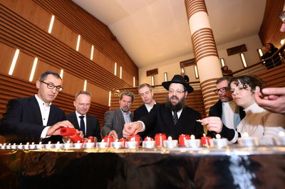 שולחן נרות שבת ותפילה: מאירים את ברלין לזכותם של החטופים