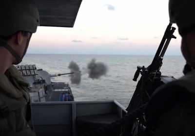 תיעוד מהים: כך לוחמי שייטת 3 תוקפים ברצועת עזה | צפו