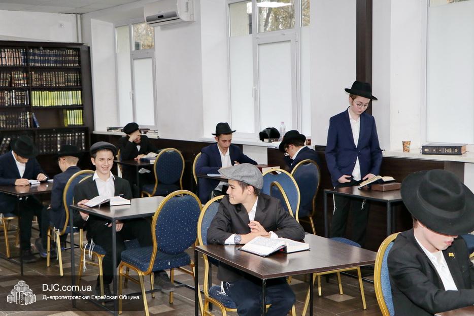 אחרי יותר מ-600 ימי מלחמה: הישיבה חזרה לאוקראינה | צפו