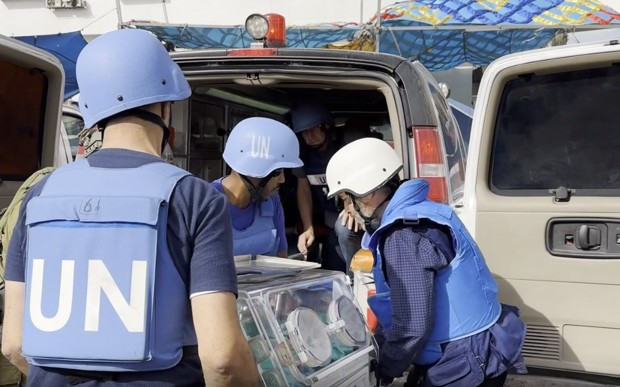 כוחות האו"ם מכניסים את התינוקות לאמבולנס