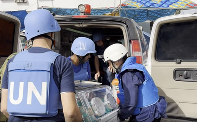 כוחות האו"ם מכניסים את התינוקות לאמבולנס