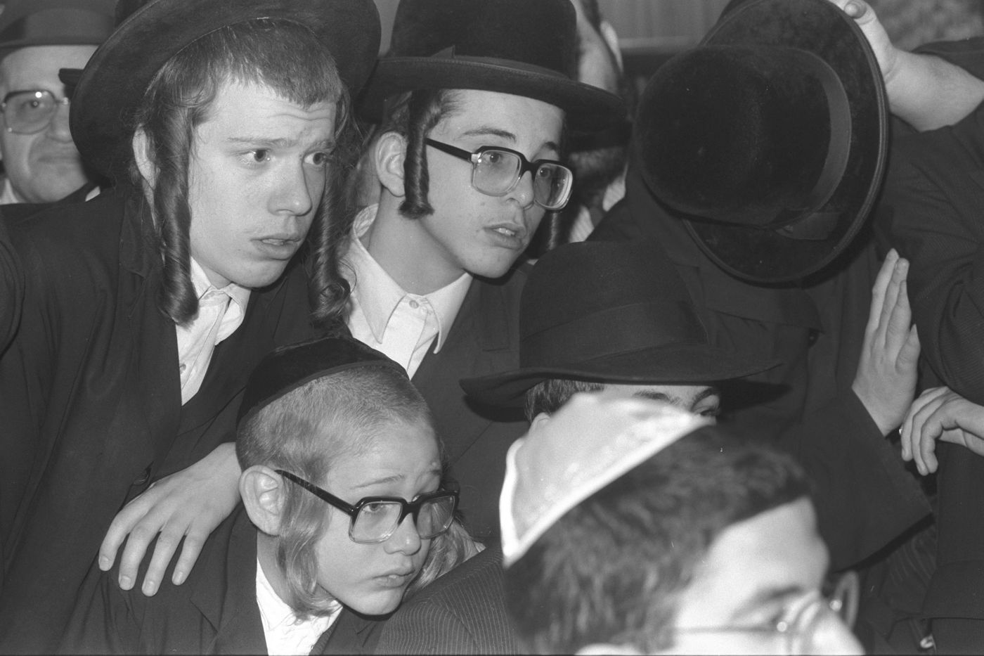 תלמידי ישיבת ויז'ניץ בעת ביקור ראש הממשלה יצחק שמיר בבני ברק, בשנת 1988